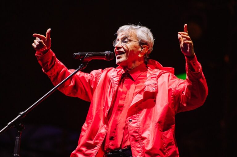 Tribunal Rejeita Indenização Solicitada por Caetano Veloso contra Marca de Roupas pelo Uso de ‘Tropicália’ e ‘Tropicalismo’