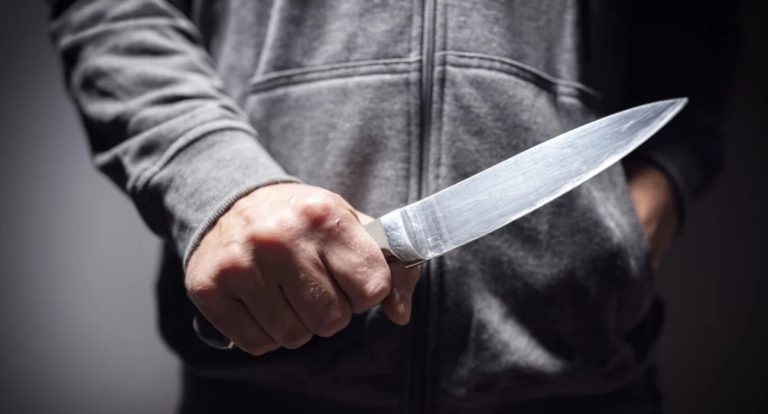 Dez pessoas feridas em ataque com faca em trem na cidade de Huntingdon, no Reino Unido.