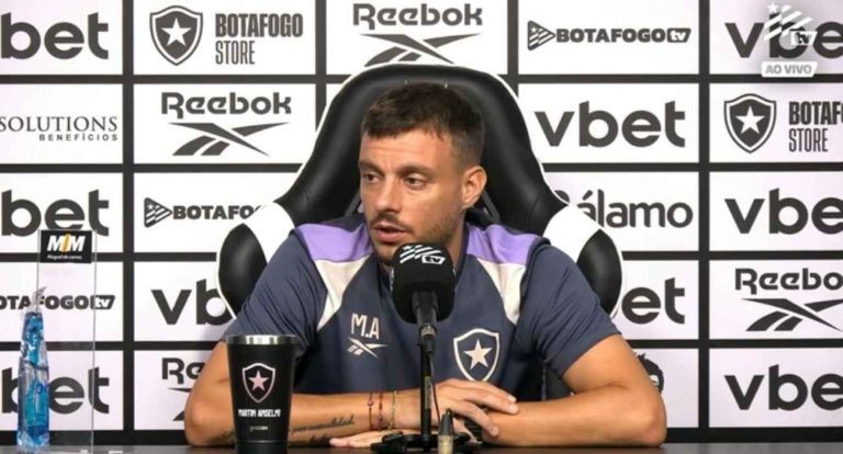 Martín Anselmi esclarece mudanças e afirma que Botafogo foi injustiçado na Libertadores.