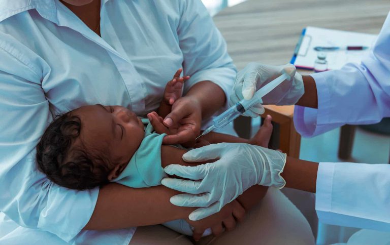 Vacina contra meningite B ficará de fora do SUS, anuncia Ministério da Saúde. Confira os detalhes!