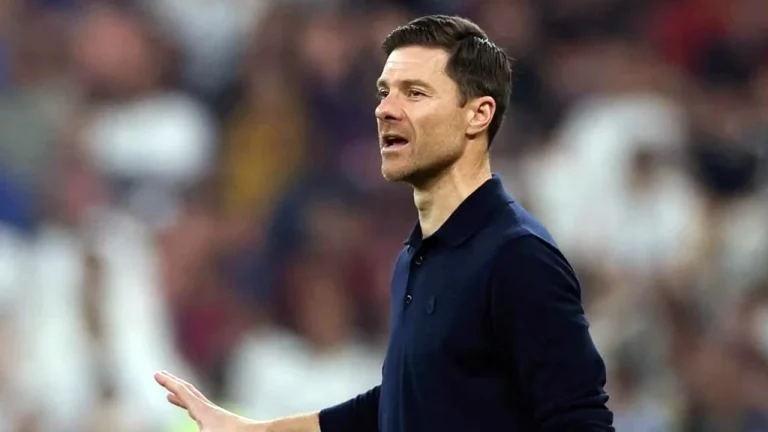 Chelsea volta suas atenções para Xabi Alonso após mudança de treinador