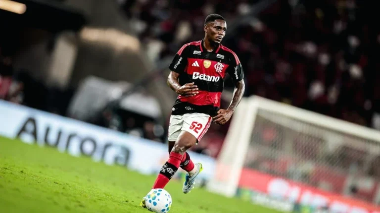 Evertton Araújo destaca-se na competição interna do Flamengo e conquista nova oportunidade
