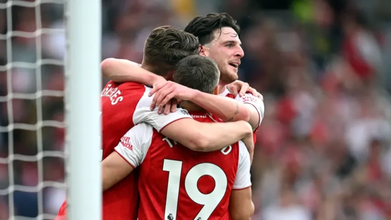 Arsenal conquista o título inglês após duas décadas à espera da vitória