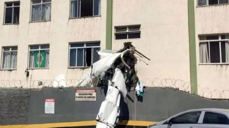 Avião leve despenca e colide com edifício em Belo Horizonte
