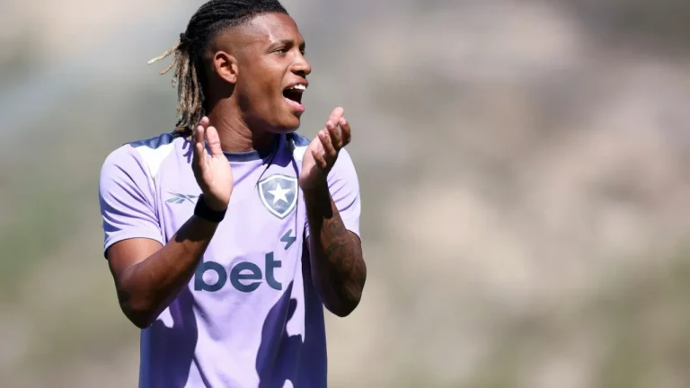 Flamengo vence disputa pelo jogador Danilo, enquanto Botafogo foca em negociações internacionais