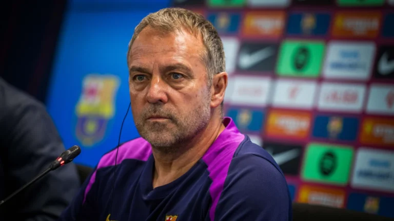 Hansi Flick estende contrato com o Barcelona até 2028