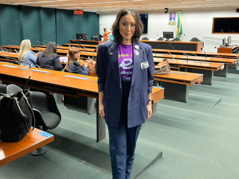 Atriz da Globo alerta para a escassez de medicamentos contra epilepsia em audiência na Câmara dos Deputados