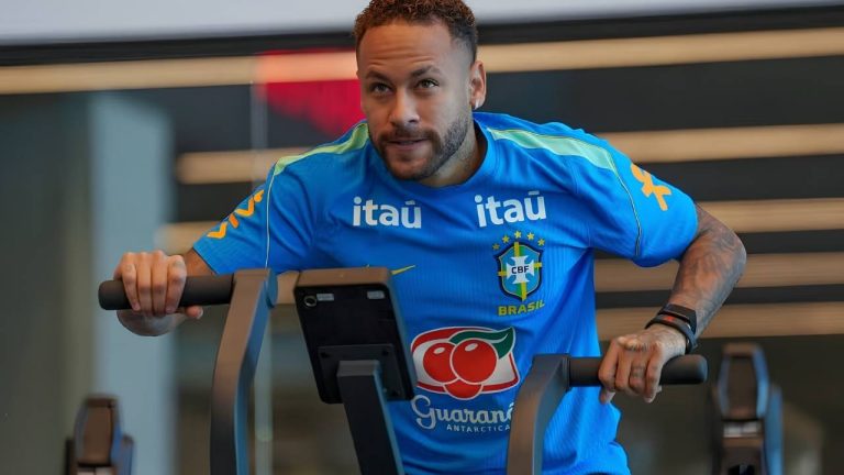 Neymar enfrenta a contagem regressiva para voltar aos gramados um mês após sua última partida na Copa do Mundo