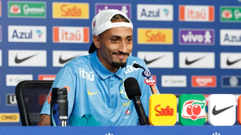 Al-Hilal tem interesse em Raphinha, que opta por postergar decisão sobre seu futuro até após a Copa