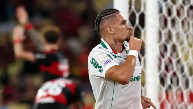 Paulinho enfrenta acusação no STJD por atitude em relação aos torcedores do Flamengo