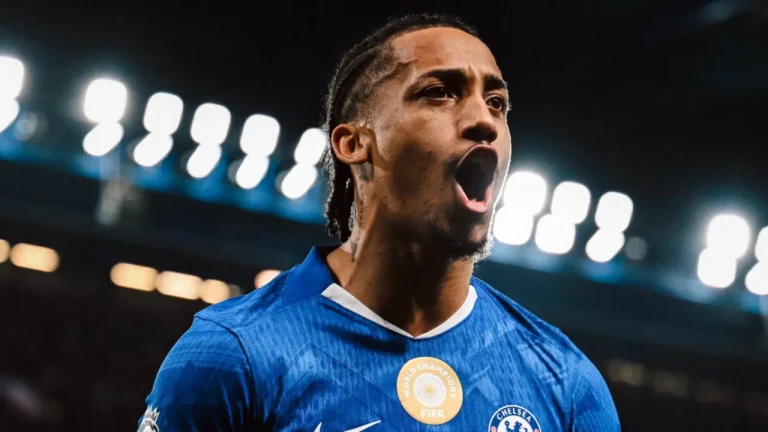 Barcelona intensifica esforços para assegurar a contratação de João Pedro, do Chelsea
