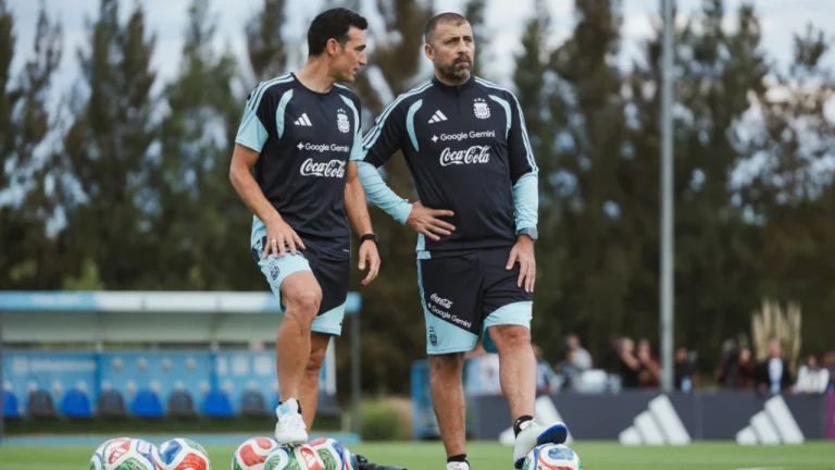 Messi volta aos treinos com a Argentina após garantir passagem na Copa