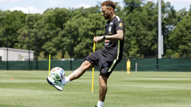 Neymar retoma atividades com a bola e dá passos importantes na recuperação com a Seleção Brasileira