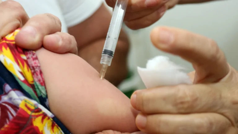 SUS inicia imunização infantil com vacina Pneumo 20 para prevenir pneumonia e meningite