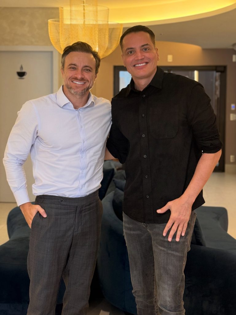 Leo Dias celebra uma década de parceria e transforma seu sorriso com avanços da odontologia contemporânea