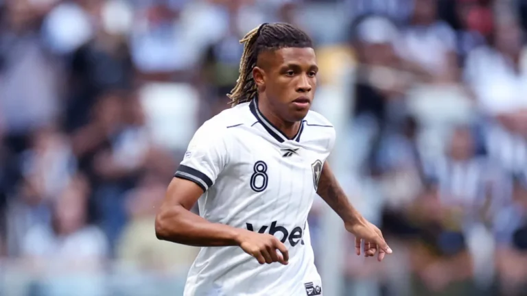 Danilo expressa tristeza pela eliminação do Brasil, mas festeja oportunidade na Copa do Mundo