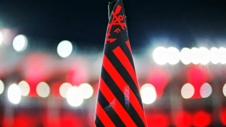 Lubrax retorna ao Flamengo e altera a disposição das marcas no uniforme