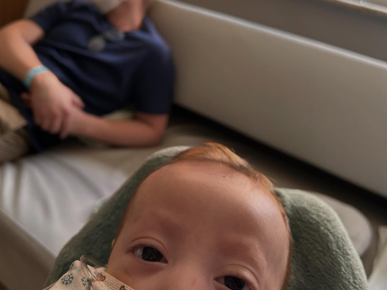 Vocalista do Rastapé, Jorge Filho, critica descaso no cuidado da filha hospitalizada há sete meses