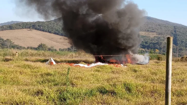 Avião com paraquedas ativado despenca em Mateus Leme; piloto é resgatado com vida