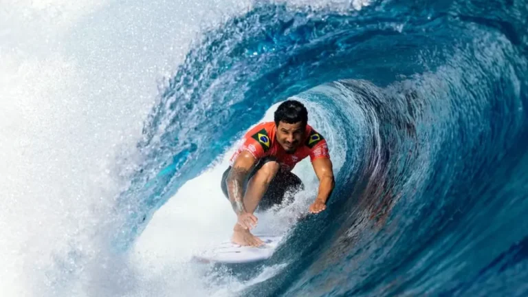 Italo Ferreira reassume topo do ranking mundial e avança em Teahupo’o