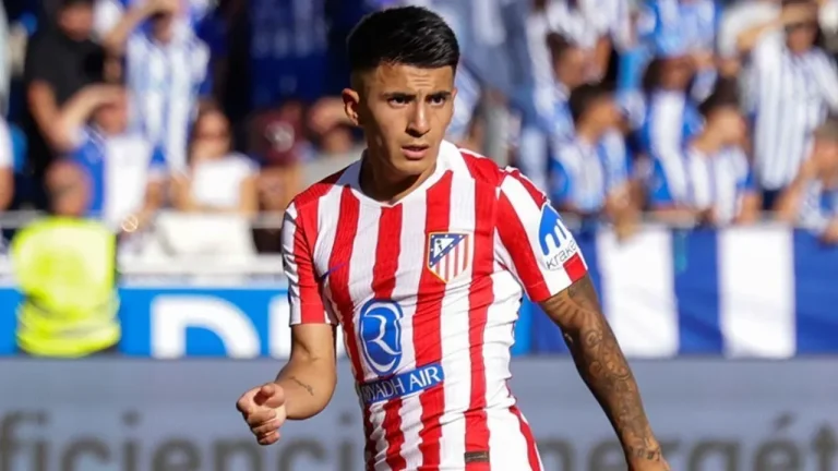 Thiago Almada se prepara em Ibiza enquanto avalia proposta do Flamengo e River Plate