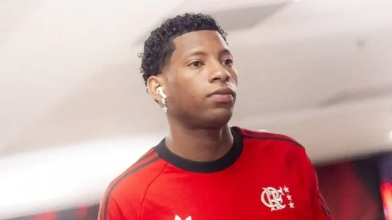 Gonzalo Plata é cortado pelo Dínamo e retorna ao Flamengo após se despedir nas redes sociais