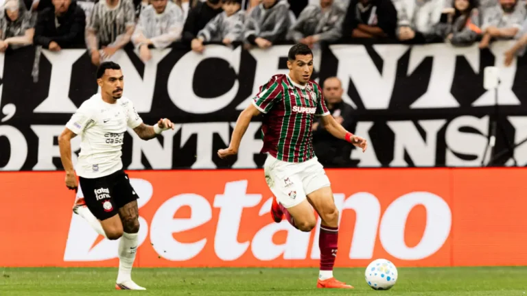 Kevin Serna iguala feito de Arias e balança as redes pelo Fluminense