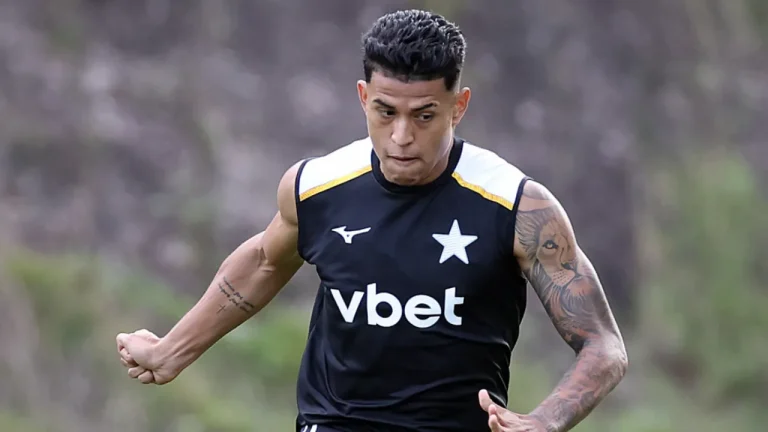Botafogo questiona laudo após reprovação de Matheus Martins em testes no Dínamo