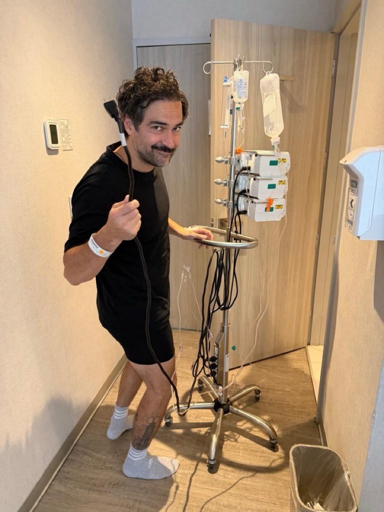 Alfonso Herrera, ex-integrante do RBD, se recupera de cirurgia no joelho e compartilha momentos no hospital