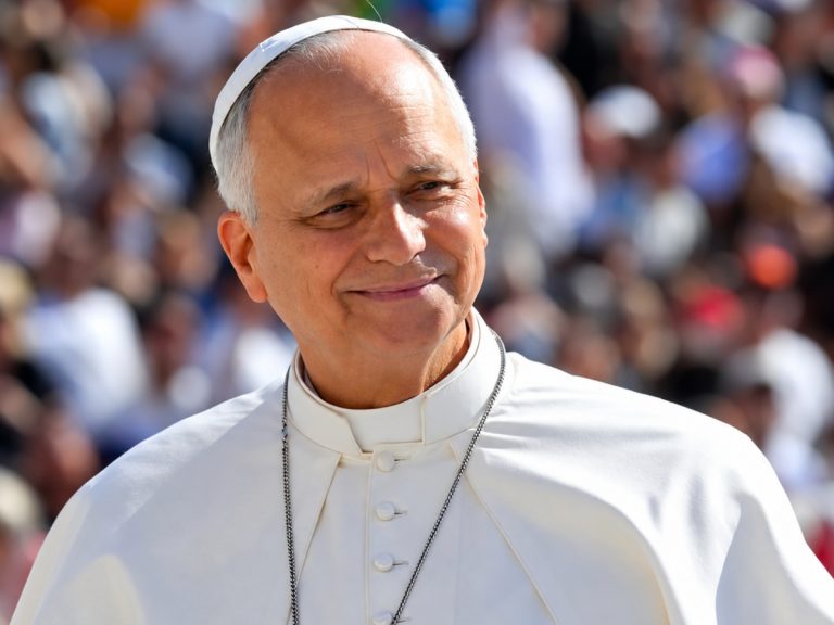 Papa Leão XIV se recupera bem após cirurgia de remoção de tumor pulmonar e evita novos tratamentos